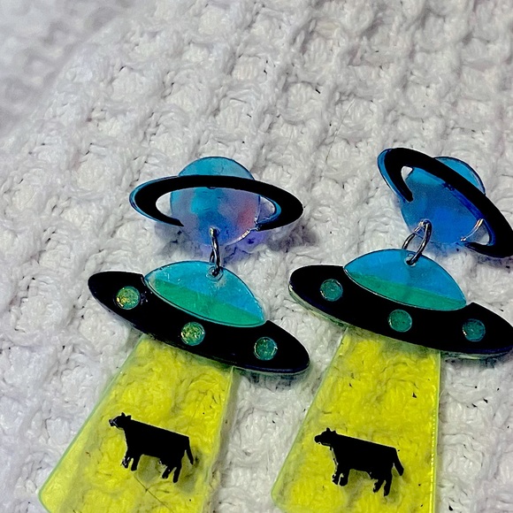 Cow Alien Spaceship Earrings - Picture 2 of 4